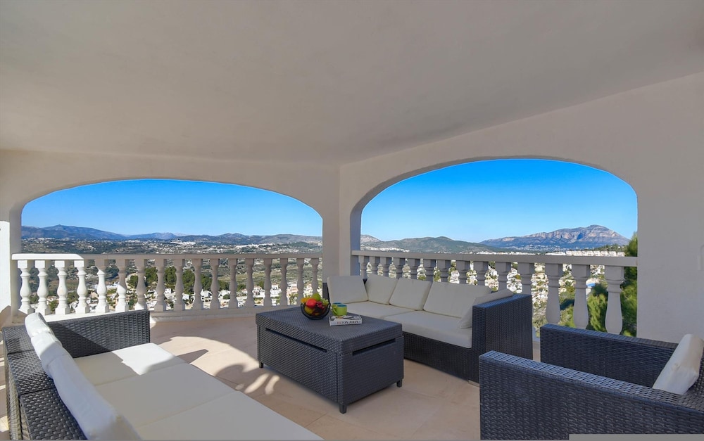 Villa photo 2