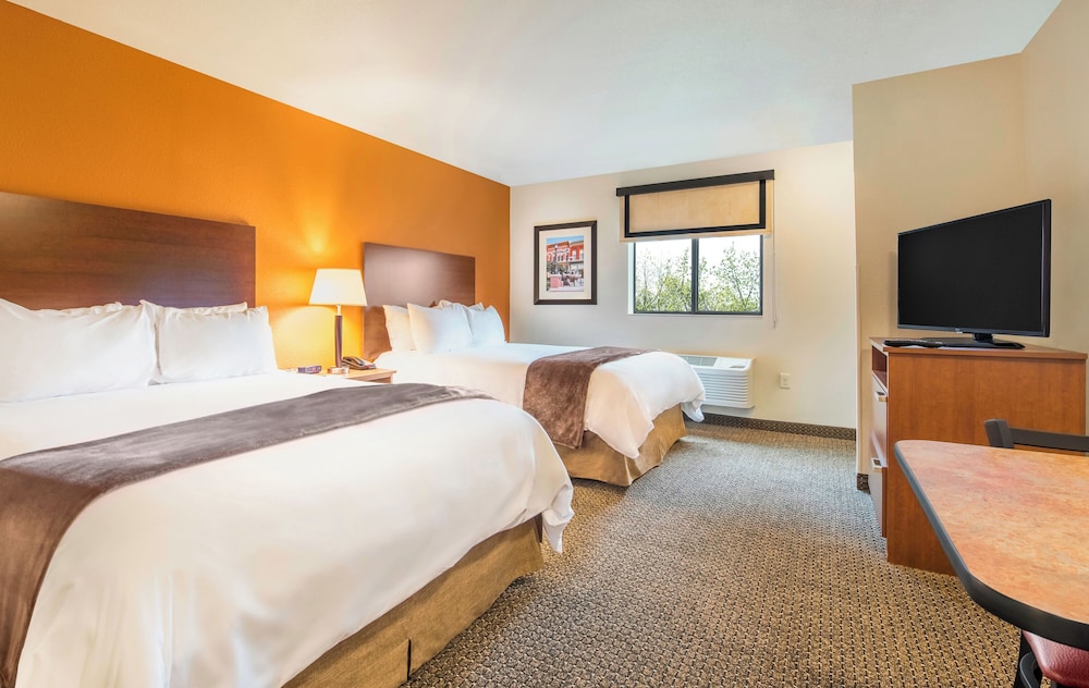Room, 2 Queen Beds (Hearing Impaired with Recliner) photo 2