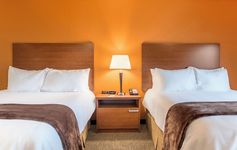 Room, 2 Queen Beds (Hearing Impaired with Recliner) photo 3