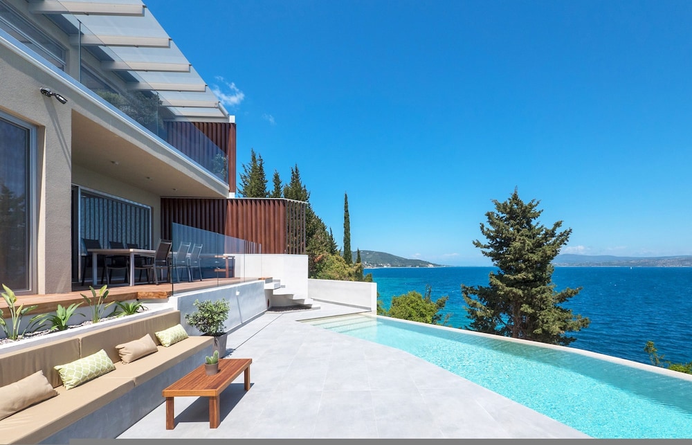 Villa photo 2