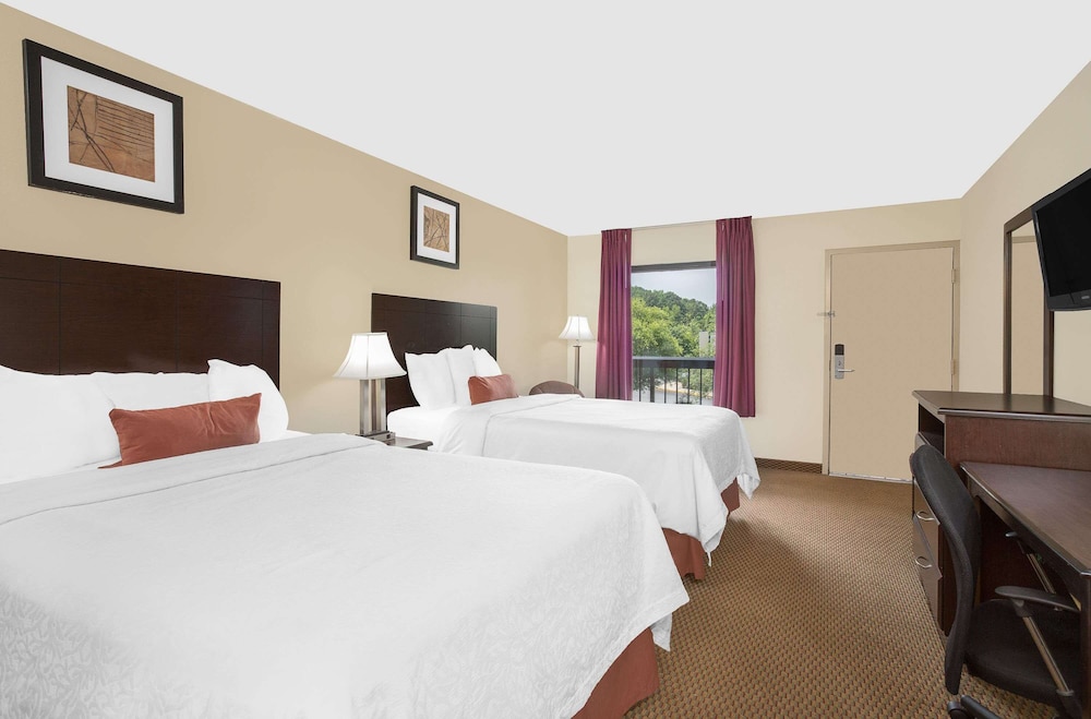 Room, 2 Double Beds - Photo 2