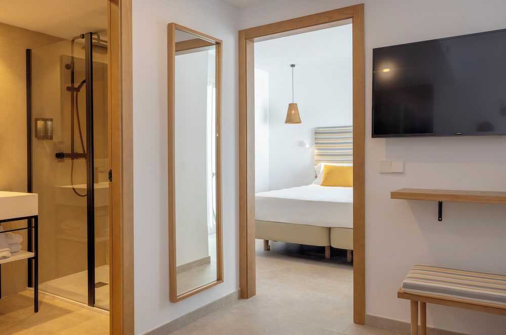Junior Suite, Balcony thumbnail 5