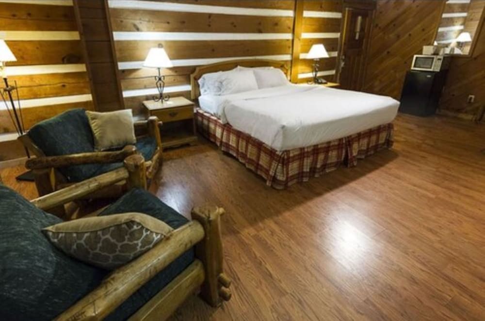 Honeymoon Suite - Photo 1