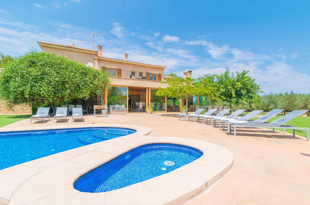Villa photo 2