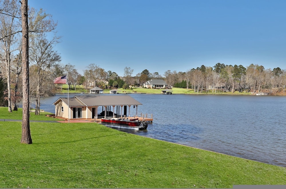 7BR Lakefront Haven Pool Hot Tub Gated 4acres, Billede 16