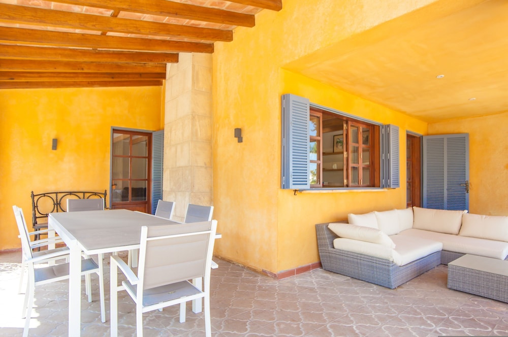Villa photo 2