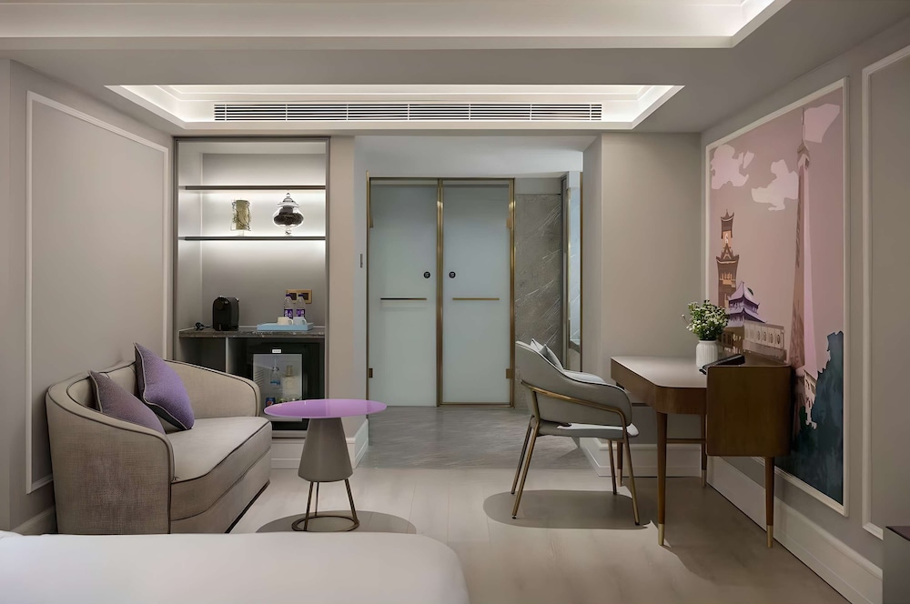 Deluxe Room, 1 King Bed