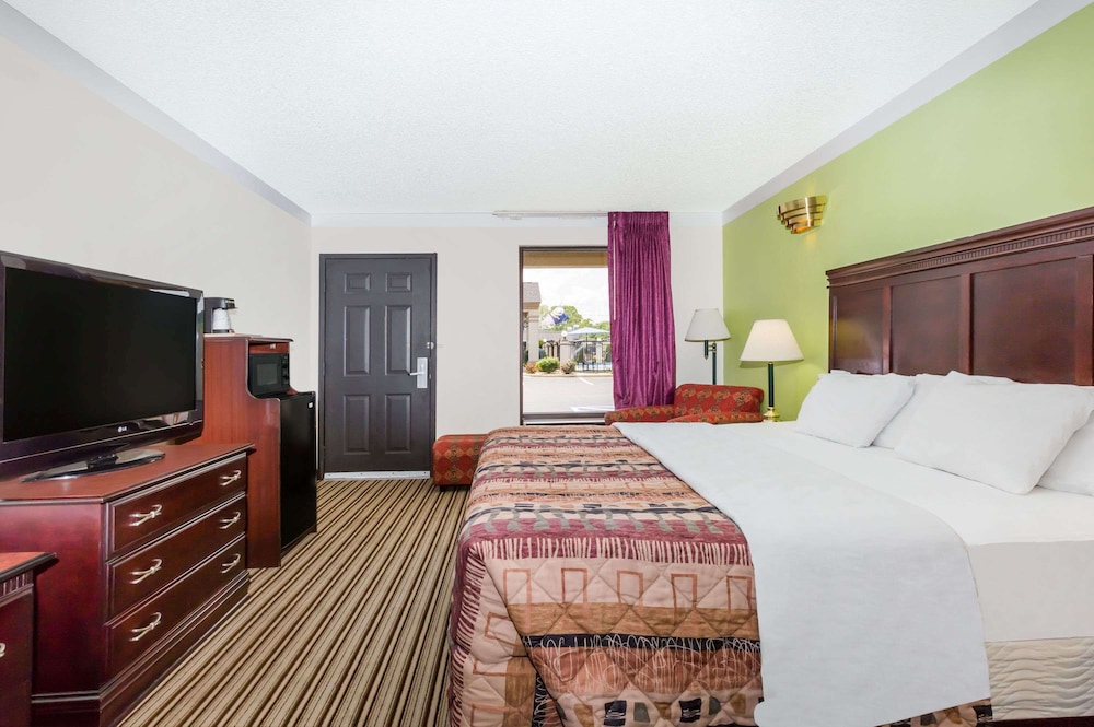 Standard Room, 1 King Bed, Smoking photo 2