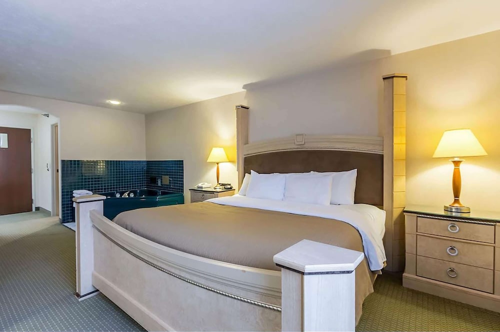 Deluxe Suite, 1 King Bed, Non Smoking - Photo 2