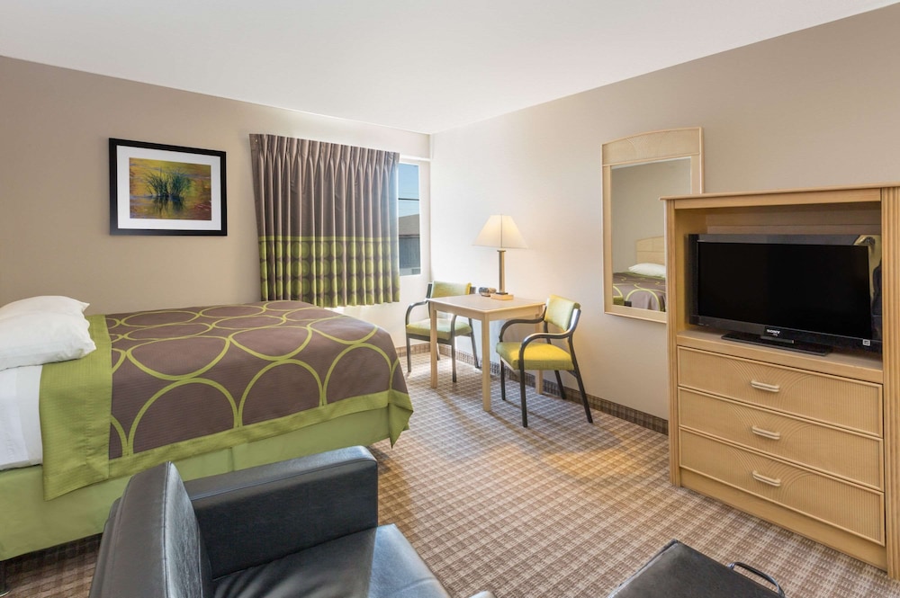Suite, 1 King Bed, Hot Tub - Photo 3