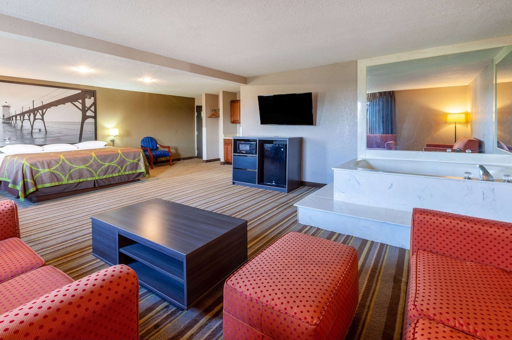 Suite, 1 King Bed, Hot Tub - Photo 2