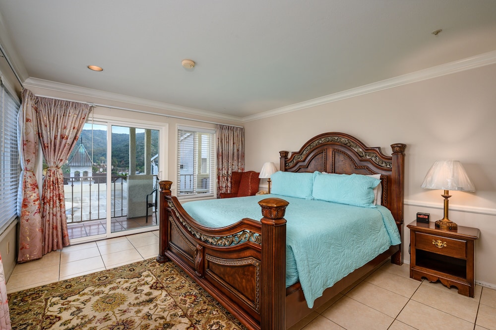 Honeymoon Suite, 1 King Bed, Ocean View photo 3