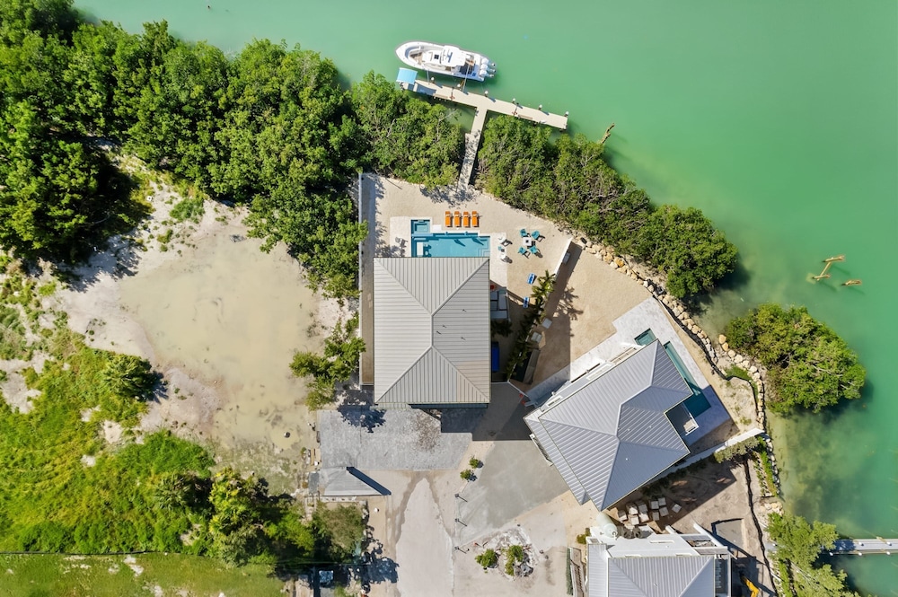 Luxury Seaside Escape ~ Heated Pool w Jacuzzi ~ Elevator ~ Dock ~ Scenic Views, Billede 90