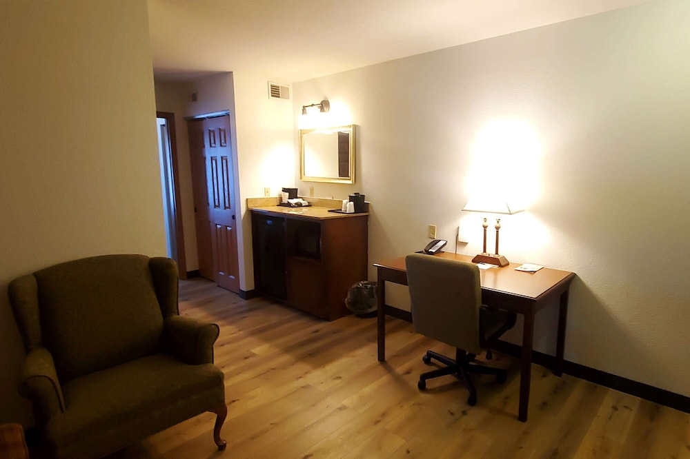 Suite, 1 King Bed, Non Smoking - Photo 5