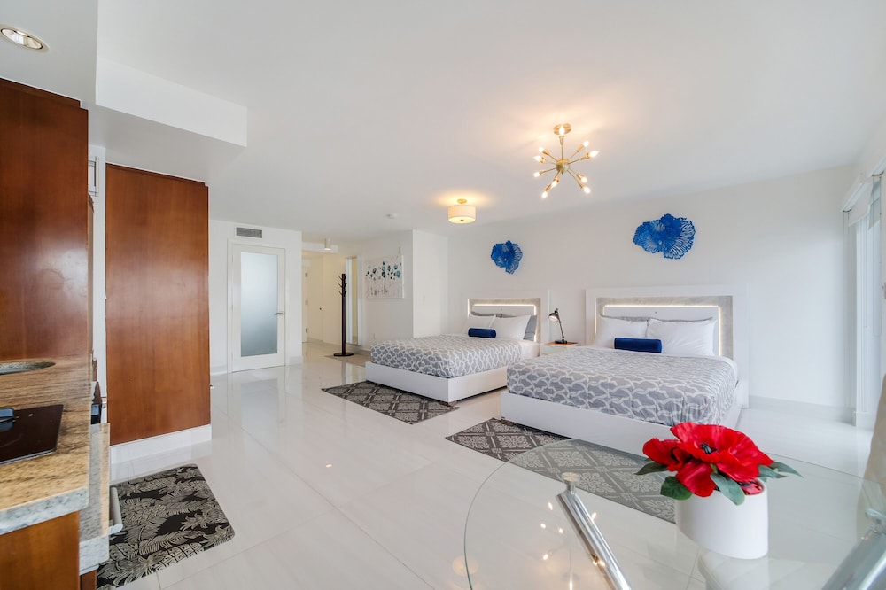 Two Queens Suite Partial Ocean View w/Balcony 1