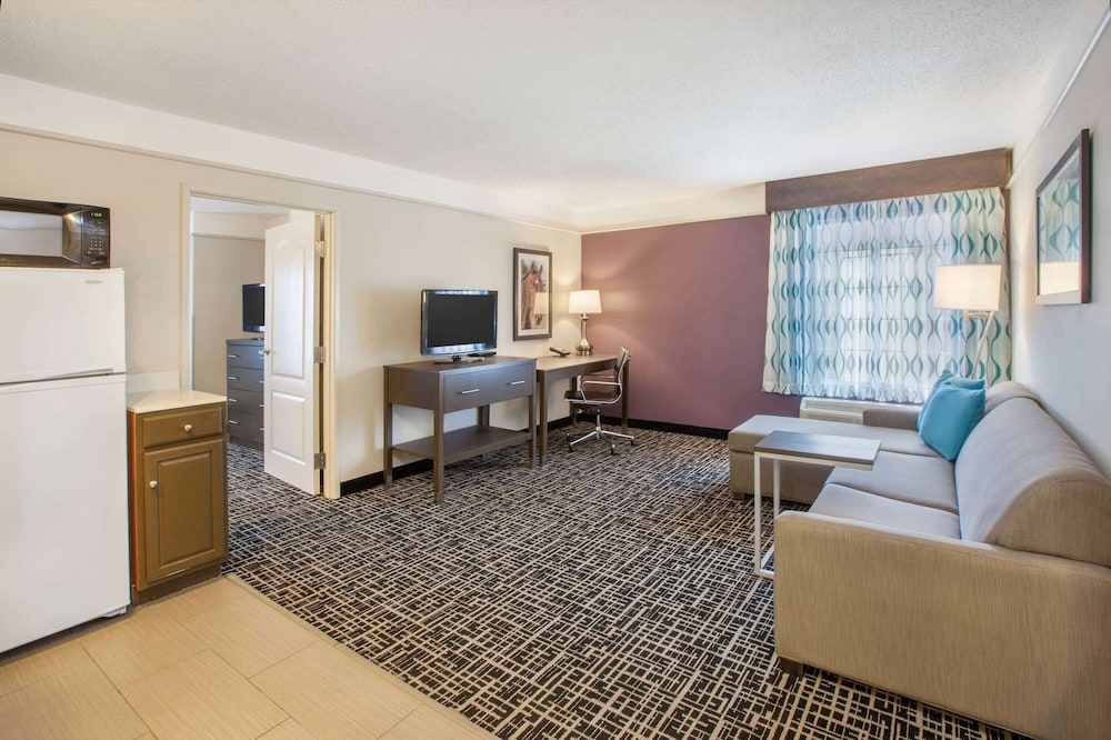 Executive Room, 1 King Bed, Accessible, Non Smoking (Mobility/Hearing Impaired Accessible) - Photo 3