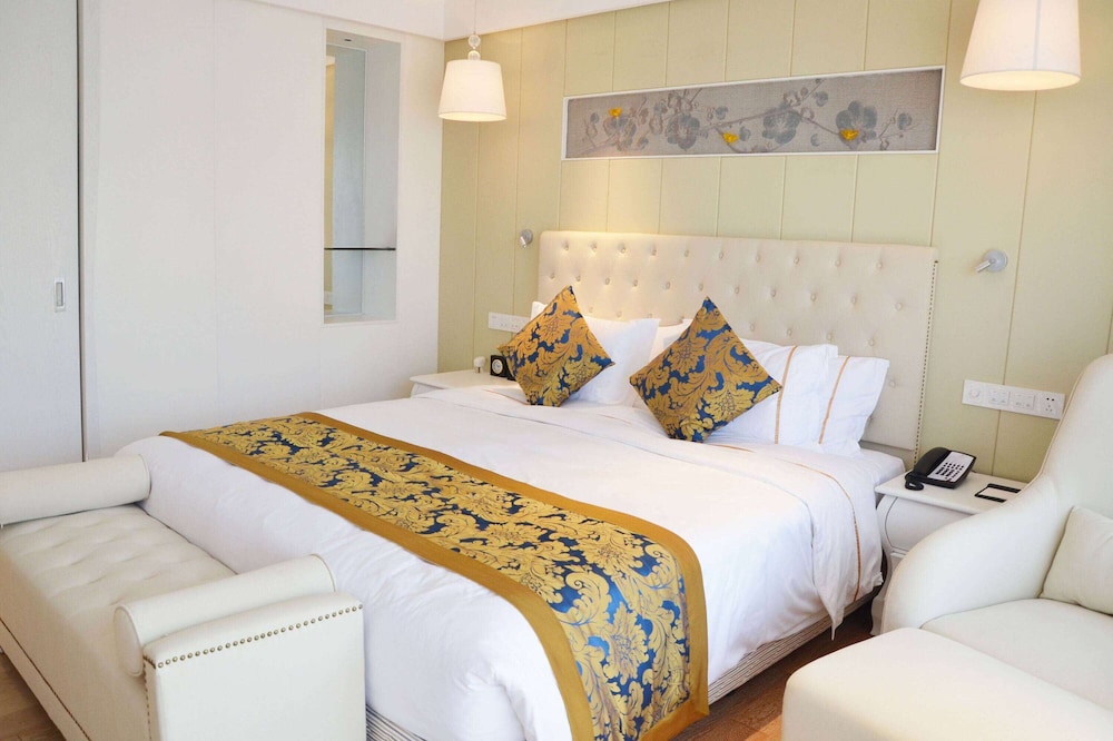Deluxe Room, 1 King Bed, River View photo 2