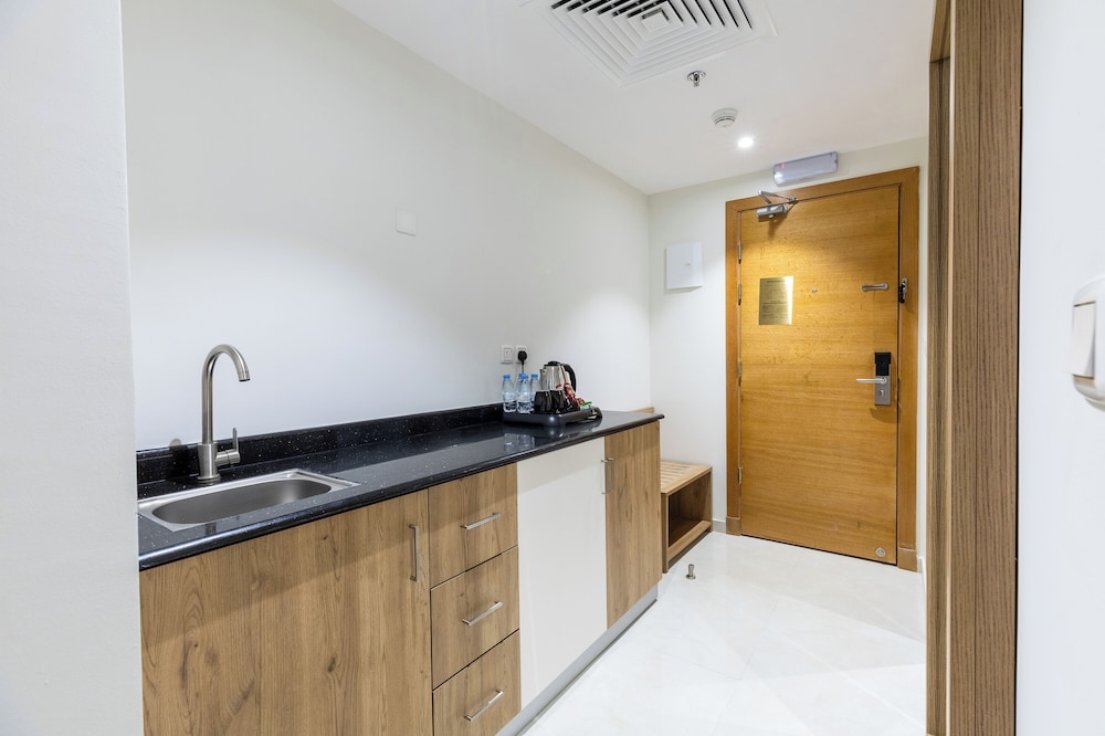 Family Room, 1 Bedroom, Air conditioning photo 2