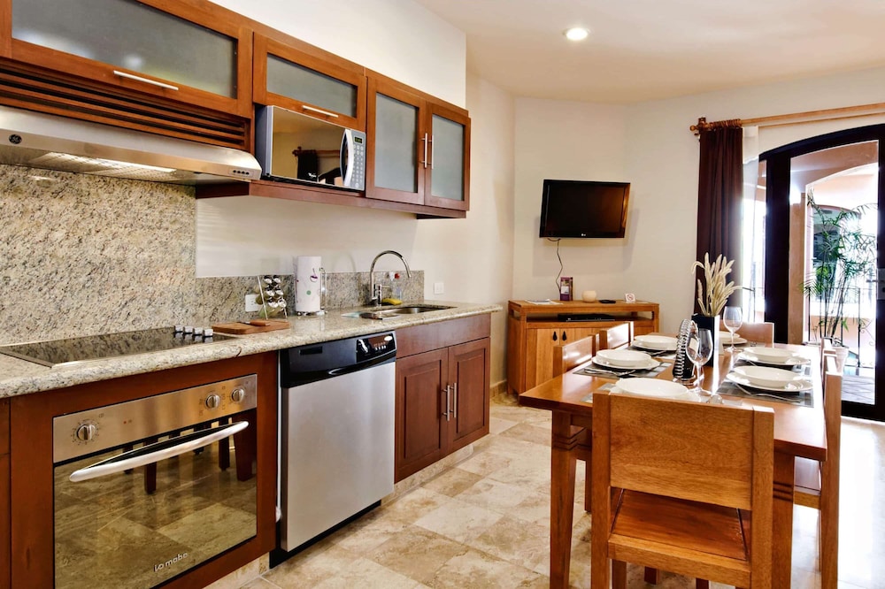 Suite, 3 Bedrooms - Photo 13