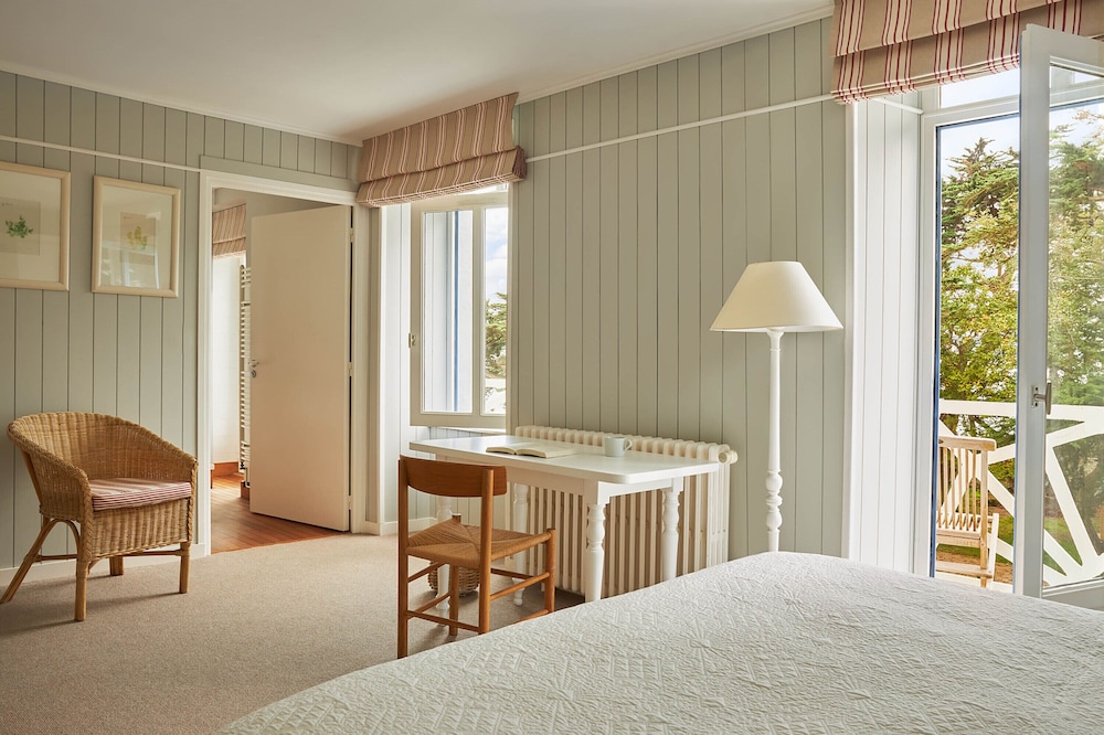 Superior Room, Partial Sea View photo 2