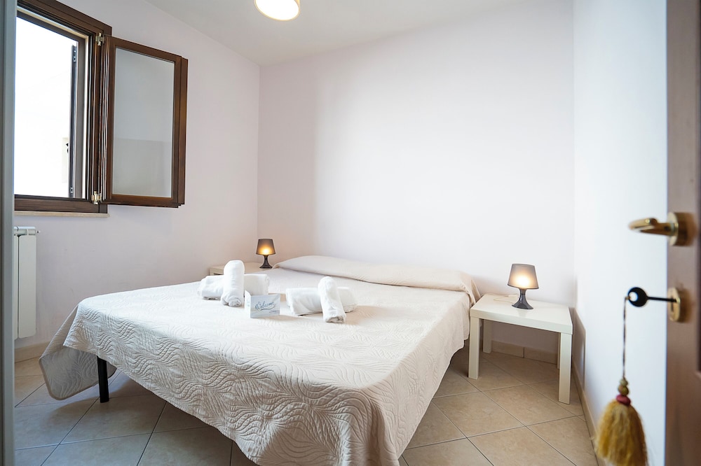 Family Villa, Multiple Bedrooms, 2 Bathrooms (Casa Pascoli Near Sandy Beach)