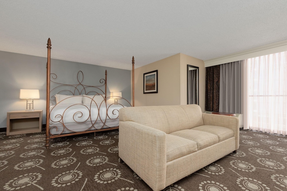 Junior Suite, 1 King Bed with Sofa bed, Hearing Accessible, Non Smoking (Tub w/ Grab Bars) - Photo 3