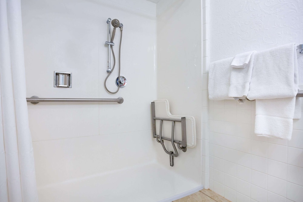 Standard Room, 2 Queen Beds, Non Smoking (Mobility, Roll-In Shower) photo 3