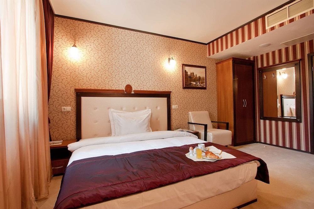 Superior Room, Multiple Beds (with Sofabed) photo 1