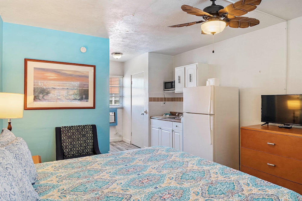 Single Room, 1 King Bed, Kitchenette photo 3