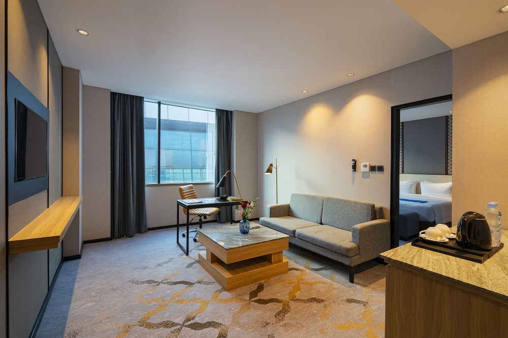 Executive Suite - Photo 2