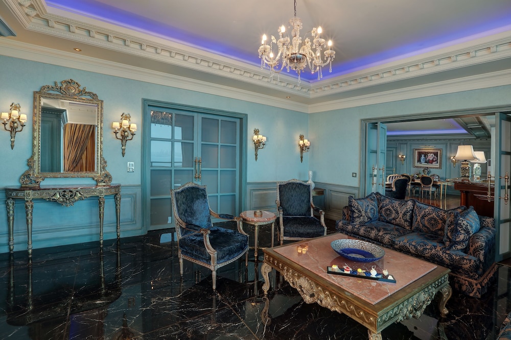 Royal Suite, 1 King Bed - Photo 16