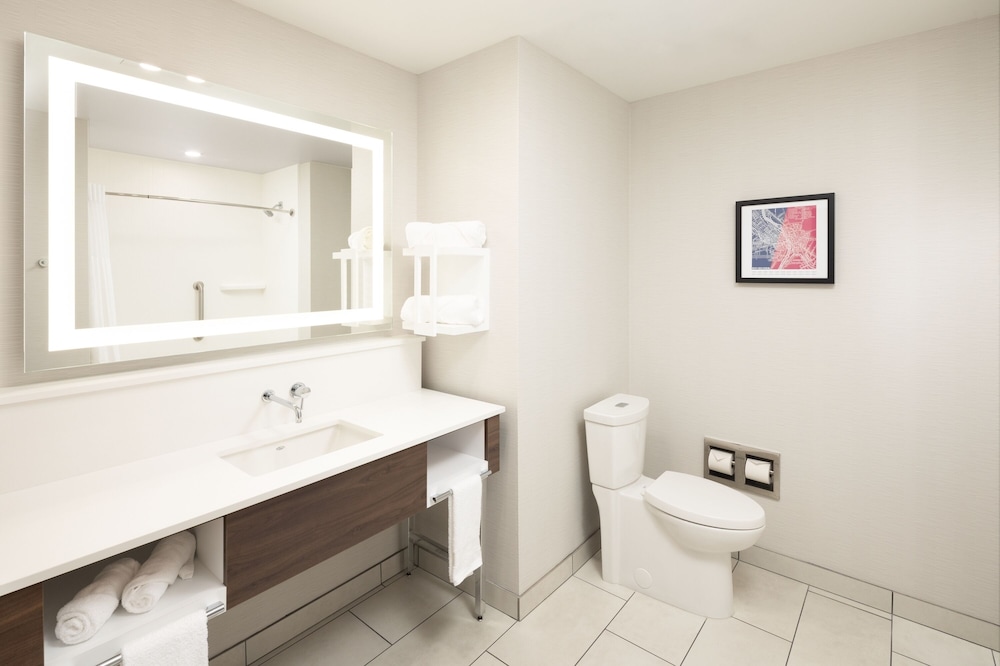 Room, 2 Queen Beds, Accessible, Bathtub - Photo 2