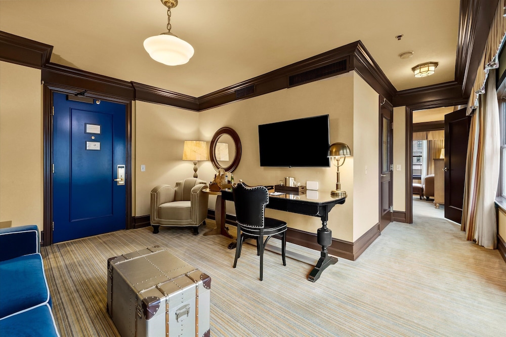 Rainer King Suite Top Floor Balcony City View
