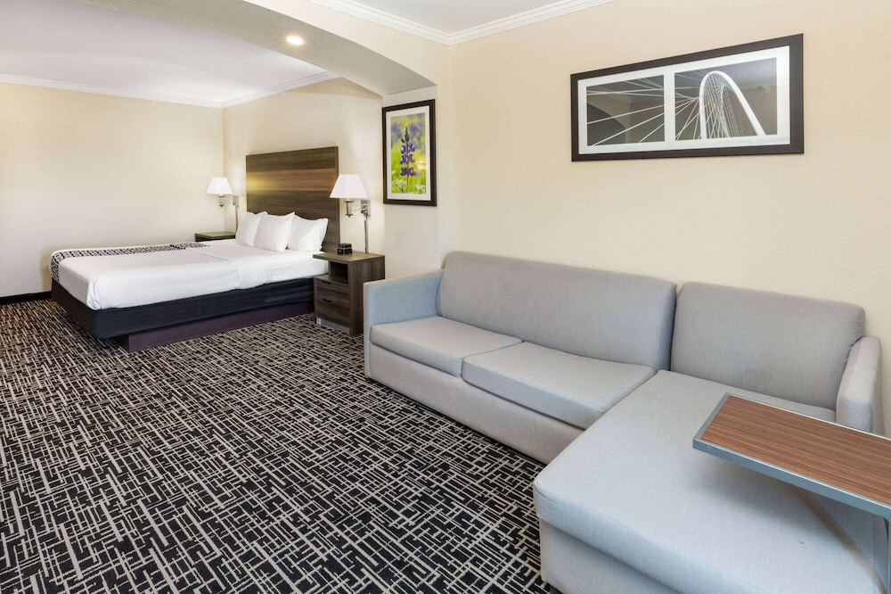 Deluxe Suite, 1 King Bed, Non Smoking - Photo 4