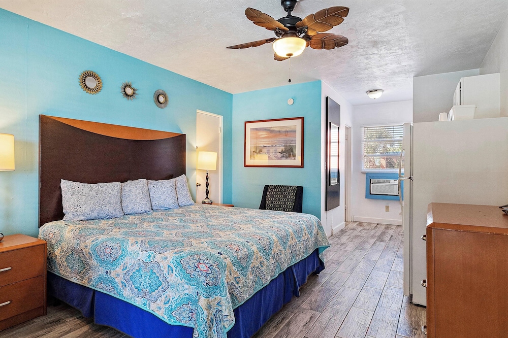 Single Room, 1 King Bed, Kitchenette photo 2