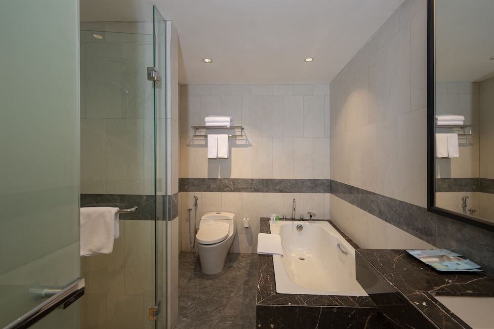 Executive Suite - Photo 3