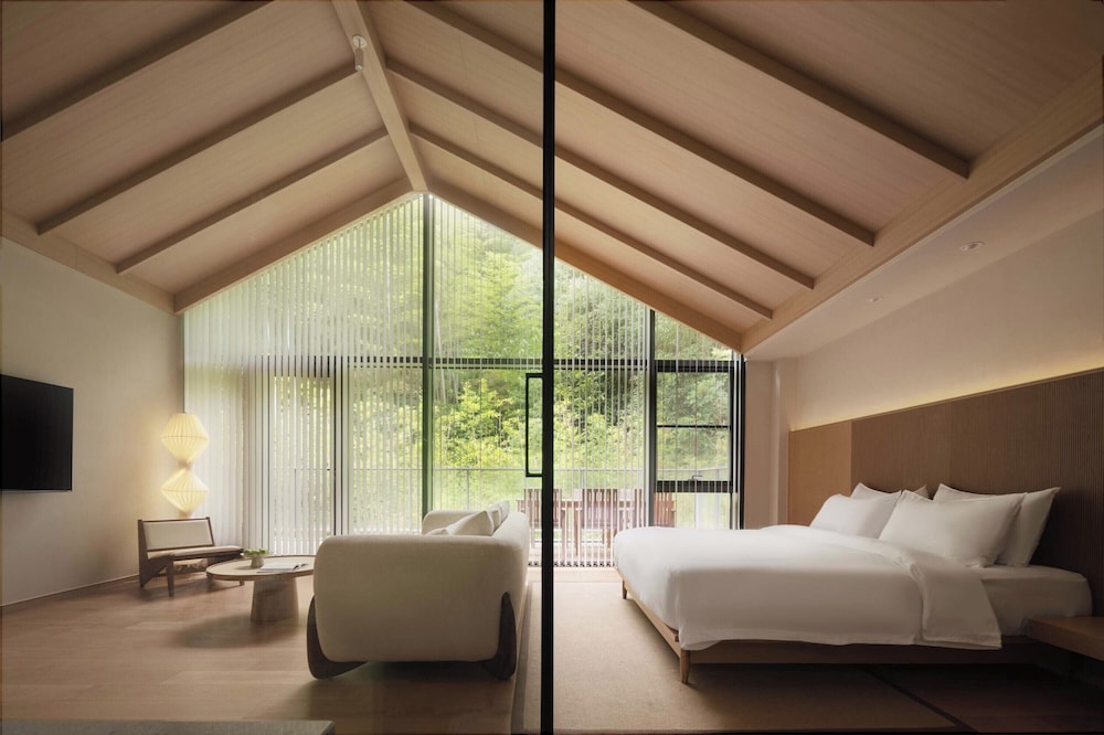 Standard Suite, Hill View
