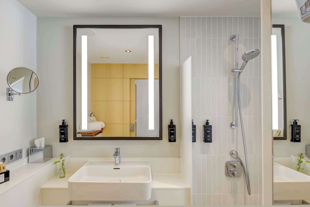 Deluxe Room, 1 Queen Bed (Cathedral view) - Photo 9