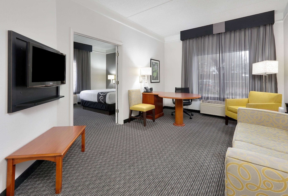 Suite, 1 King Bed, Non Smoking - Photo 1
