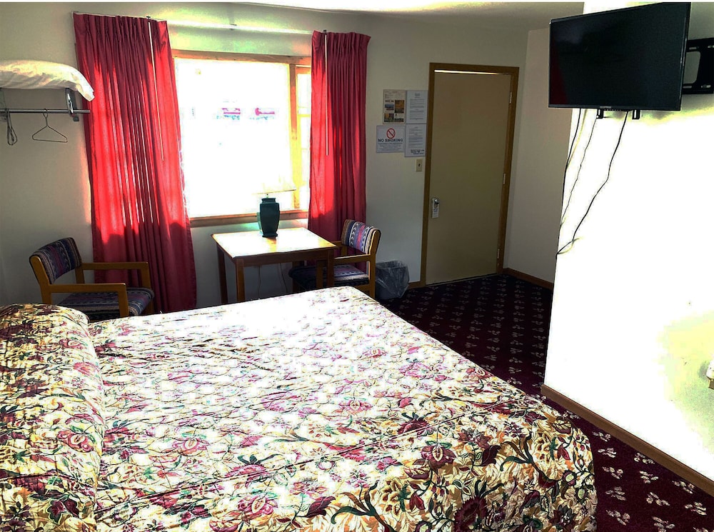 Economy Room, 1 King Bed, Non Smoking, Ground Floor photo 2