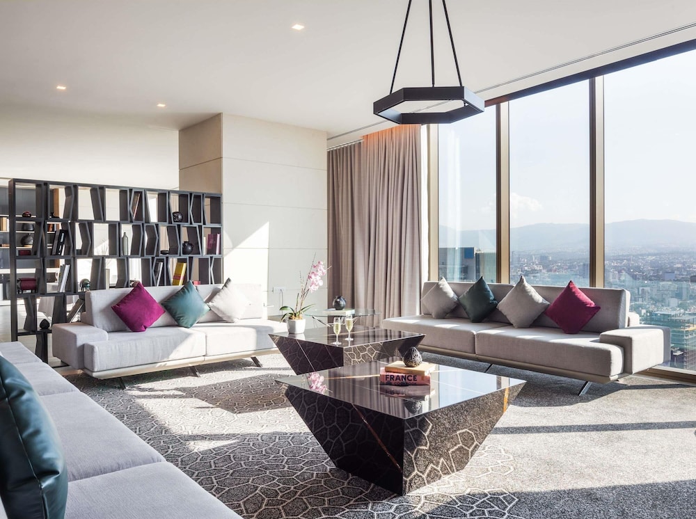 Suite, 1 King Bed, Club Lounge Access (Imperial. Angel Independence View)