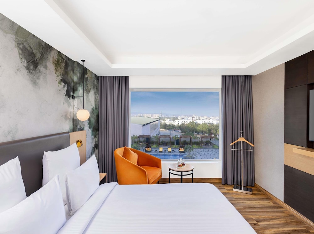 Executive Suite, 1 King Bed, Non Smoking (City Side)