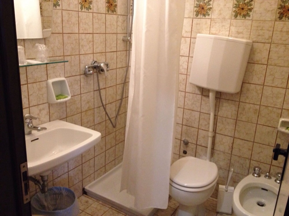 Triple Room - Photo 17
