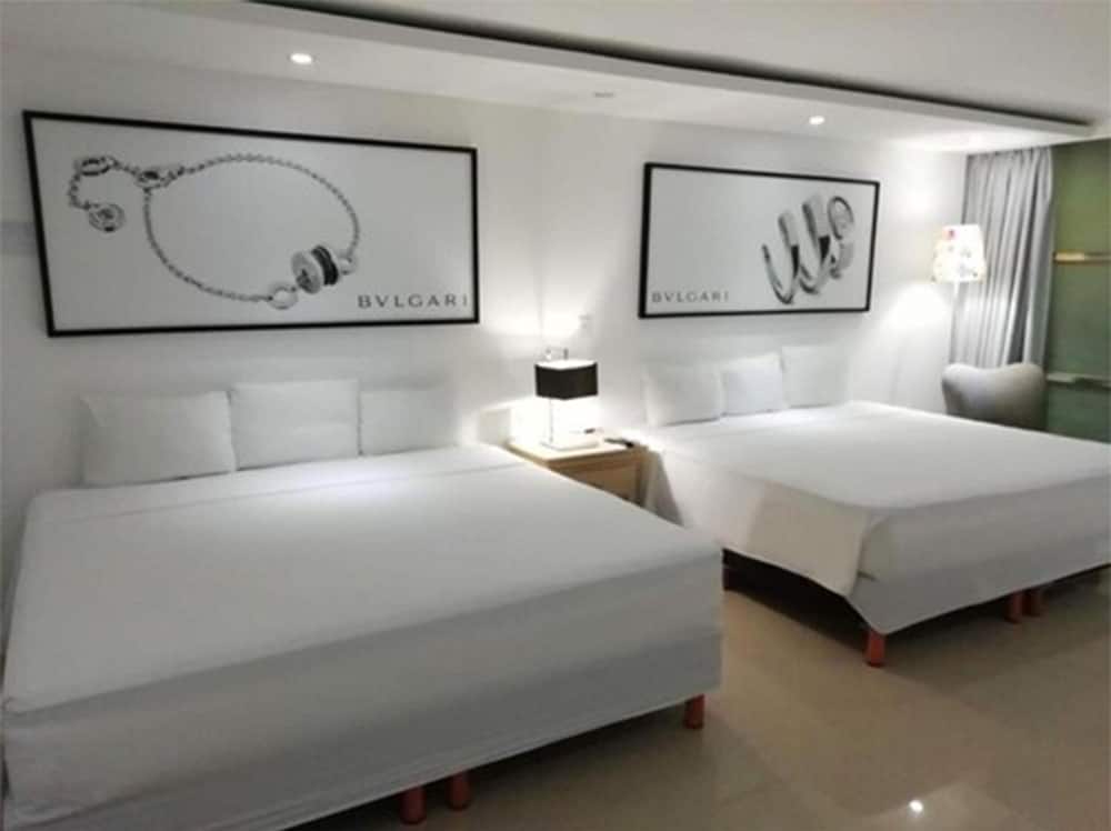 Design Room (2 King Beds)