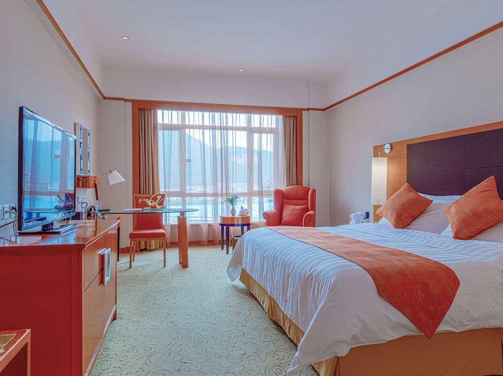 Deluxe Room, 1 King Bed - Photo 3