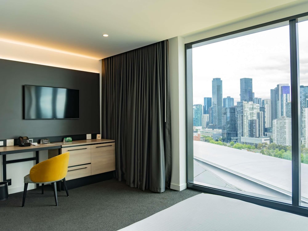 Standard Room, 1 Queen Bed, Accessible thumbnail 6