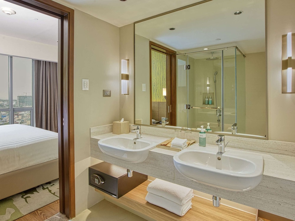 Deluxe Suite, 1 King Bed - Photo 7