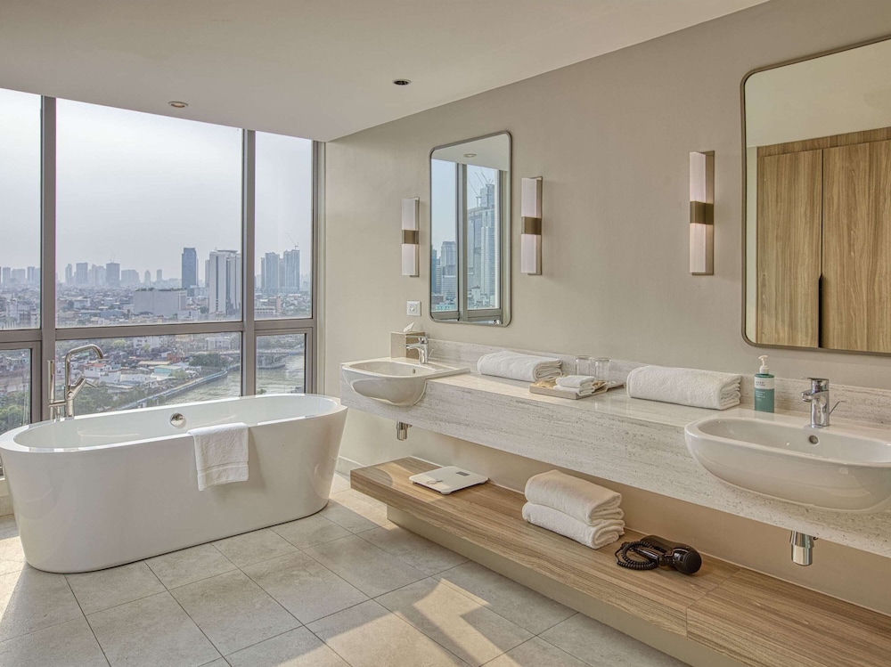 Premier Suite, 1 King Bed, Bathtub - Photo 4