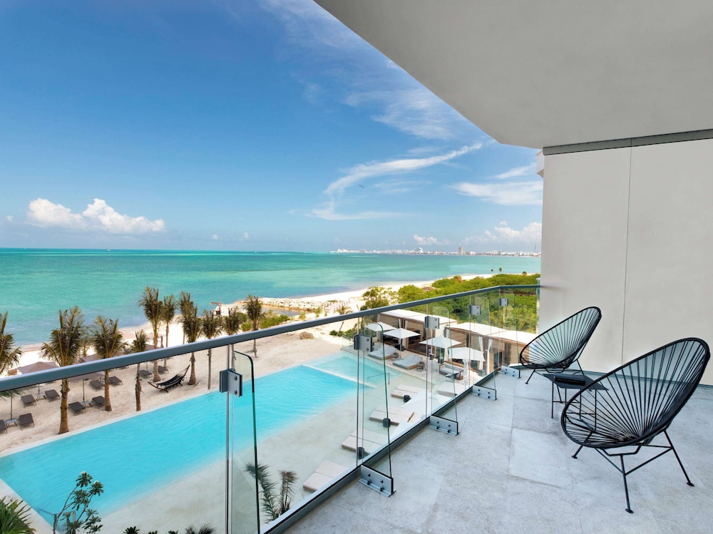 Premier Suite, 1 Bedroom, Oceanfront thumbnail 5