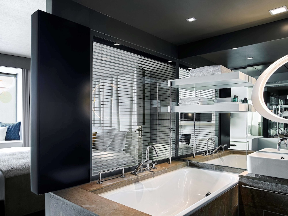 Luxury Room thumbnail 5